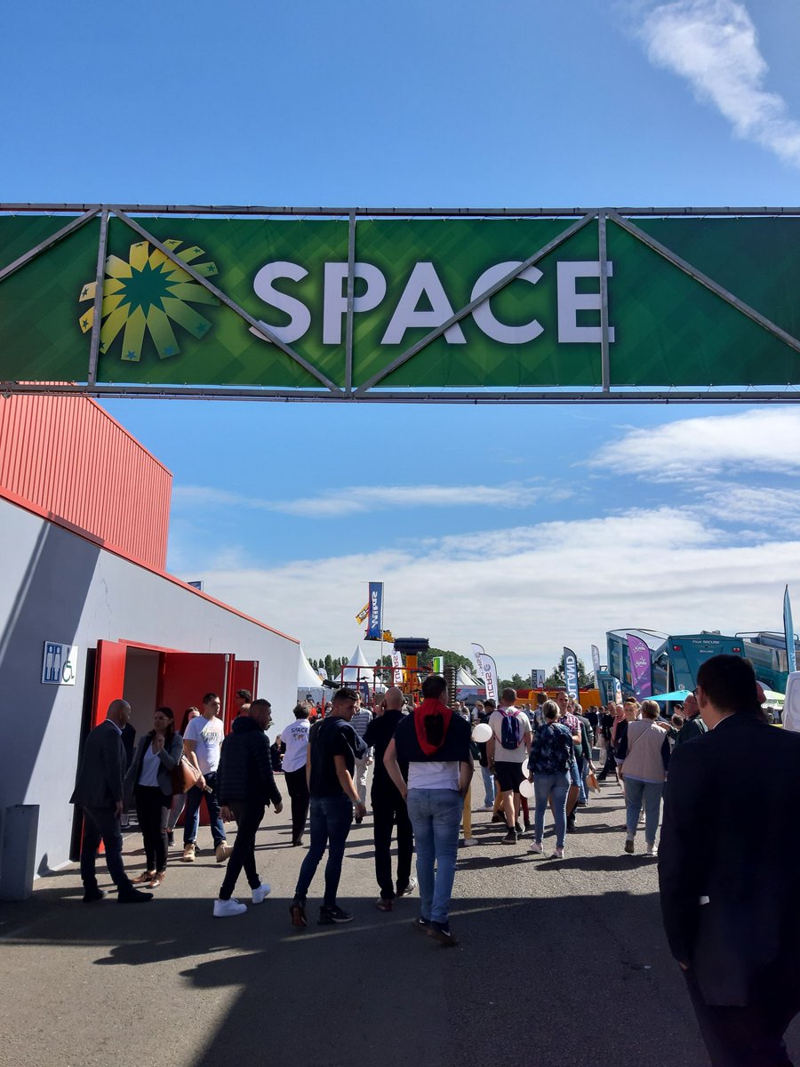 Liselore_M's tweet photo. Le #SPACE2019 sous le soleil ! Retrouvez aussi nos adhérentes @weAREbioret pour le matelas bien-être,
#mazeron pour le matériel de contention: tous 2 récompensés  par un InnovSpace. Et @linkinfarm pour la presta entre agriculteurs ! https://t.co/EFxwik7P8G