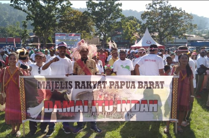 Pemudamuslimin's tweet photo. Bersama Gubernur Papua Barat, Kapolda, Pangdam XVIII Papua Barat, Ketua PW Pemuda Muslimin Papua Barat (Halib Khalid) Deklarasikan Kedamaian untuk jaga NKRI. @KEMENPORA_RI @Puspen_TNI @Sapa_Kemendagri @KemensetnegRI @jokowi @MSabilly @imam_nahrawi @KasmanMcTutu @EvickB https://t.co/8swtZo6HdA