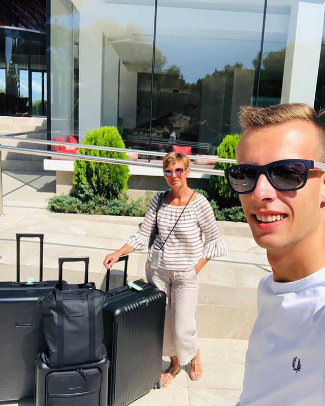 _jo_li_97's tweet photo. Gut erholt und gebräunt geht es nun wieder nach Hause. Es war ein toller Urlaub im Iberostar Cala Millor.
#calamillor #spain #iberostarcalamillor #holiday #travel #luggage #rimowa #horiznstudios #blackisbeautiful #airport #sunnyday #feelgood #hotel #phot… https://t.co/PNoDQBYJlI https://t.co/LoWHJGQS2Z