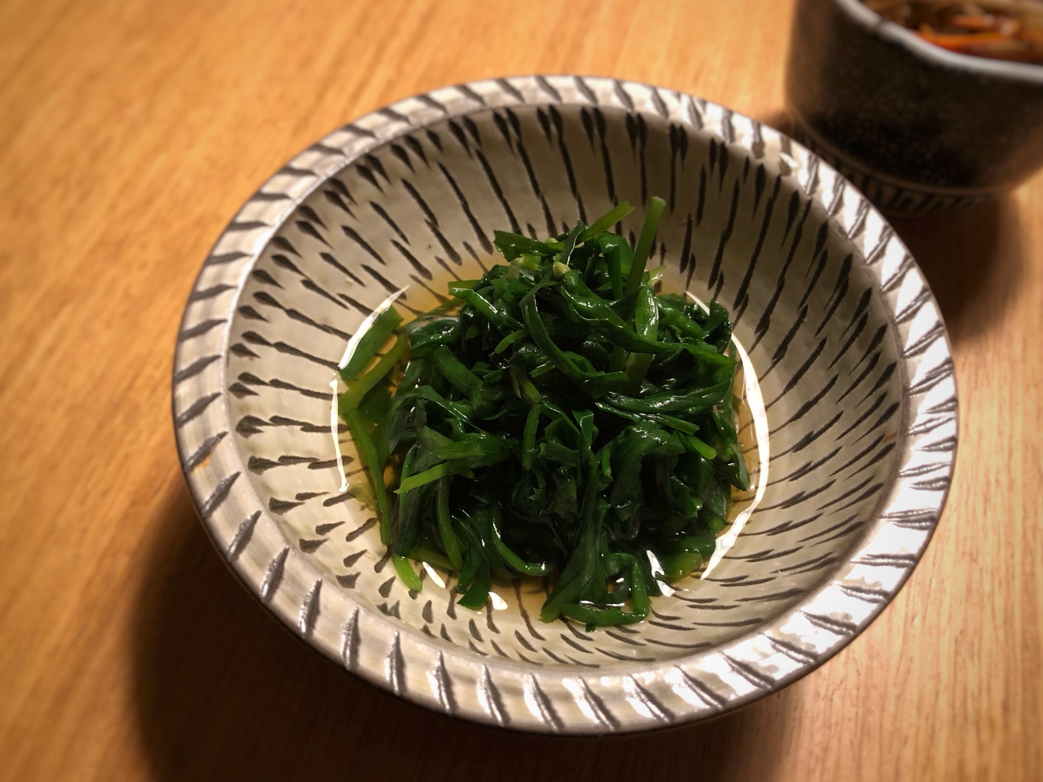 寿木けい 花ニラのおひたし 花ニラ は40 50秒茹でてからざるにあげる 香りが飛ぶので水にはさらさない 昆布と煮干の出汁 醤油 塩 味醂を煮立てて 粗熱が取れたら 花ニラを浸ける 庭の 花ニラを収穫 朝作っておいた 他 昨日作ったきんぴらごぼう