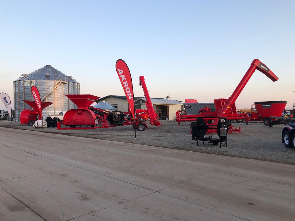 AKRONMaquinaria's tweet photo. 👉 Los equipos #AKRON amaneciendo en la segunda jornada de la muestra @HHDays (Husker Harvest Days) en Grand Island, Nebraska, USA 🇺🇸
#AKRONexport #GoAKRON #TenologíaGanadora #NegociosImbatibles https://t.co/rDk0aNAfxI