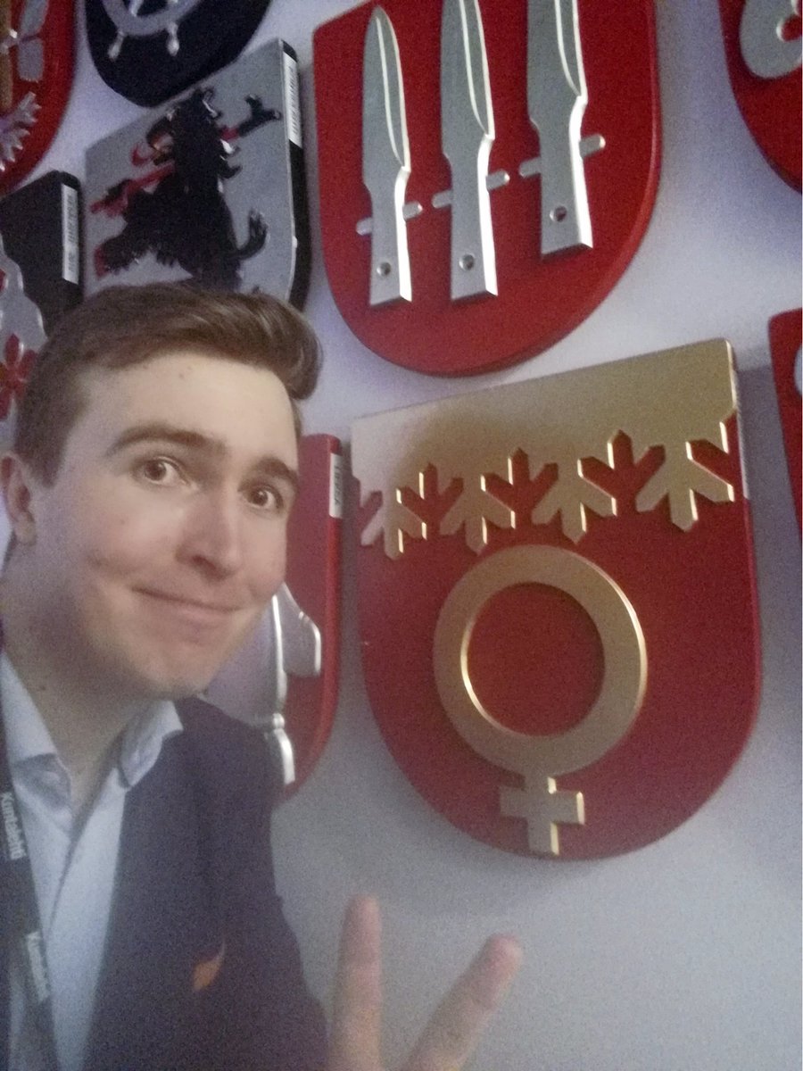 JP_Latti's tweet photo. Kuntamarkkina-meininkiä Kuntatalolla: huikeasti nähtävää, paljon tuttuja liikenteessä sekä halla- ja staabi-väkeä perinteisesti huippuina talkoolaisina (propsit!). Loistava tapahtuma! #Kuntamarkkinat @Kuntaliitto #Vaakunaselfie #Vaakunakäytävä #ErittäinKunnallista #Hallat #Staabi https://t.co/oITVby3nzz