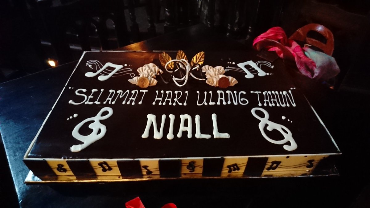 Mumun @niapi_, mumun @tatan1did, and directioners with @NiallOfficial's birthday cake!

Thank you @IrlEmbIndonesia for having us! It means a lot!! #NiallBirthdayProject #1DIDProject 

Tons of love,
One Direction Indonesia