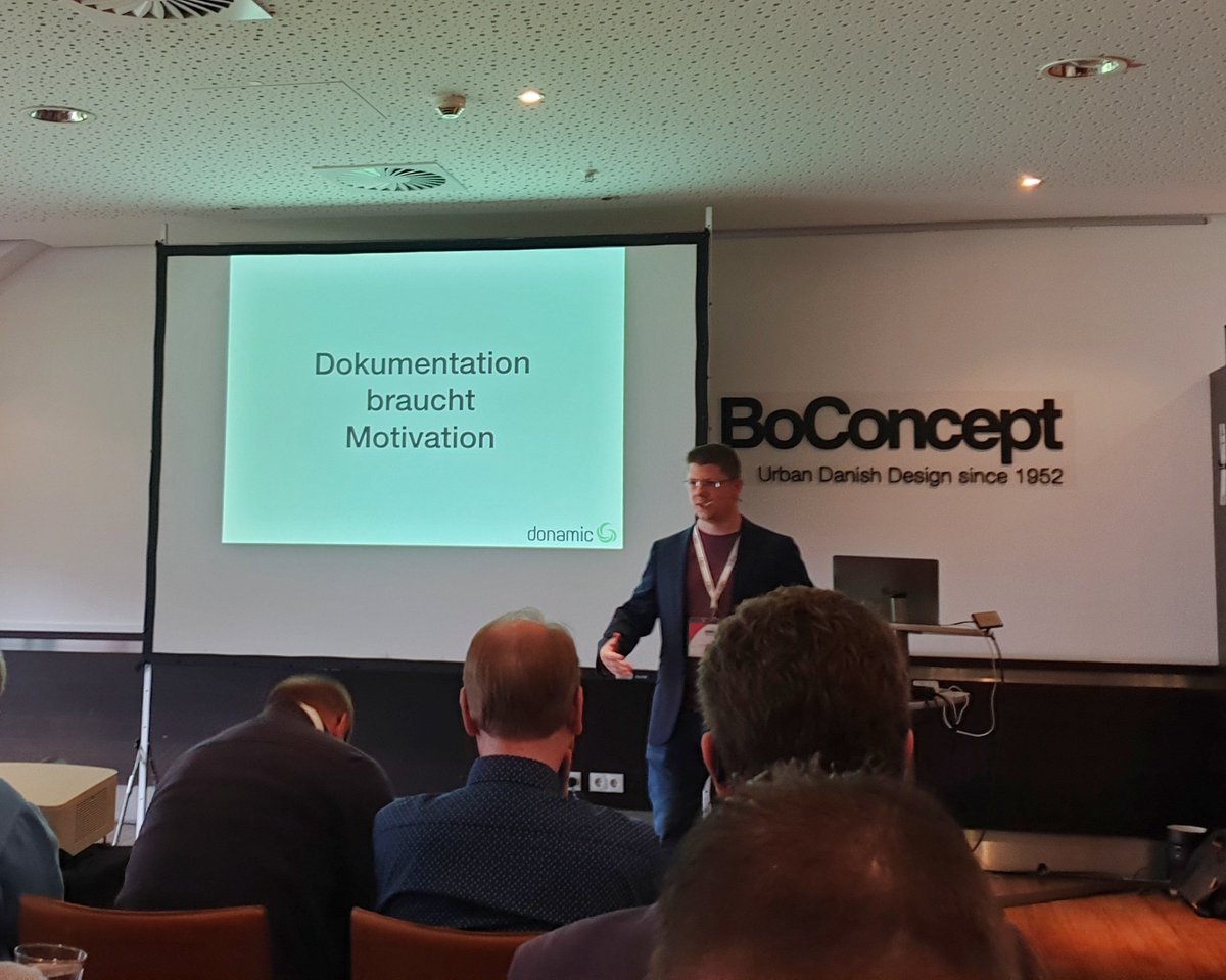 donamic_de's tweet photo. Wer nach diesem Vortrag nicht motiviert ist, ist selber Schuld! @donamic_cr auf der @i_doit #awk19 mit seiner souverän und motiviert vorgetragenen Ode an die Motivation für #Dokumentation! https://t.co/7OVuo8JwDL