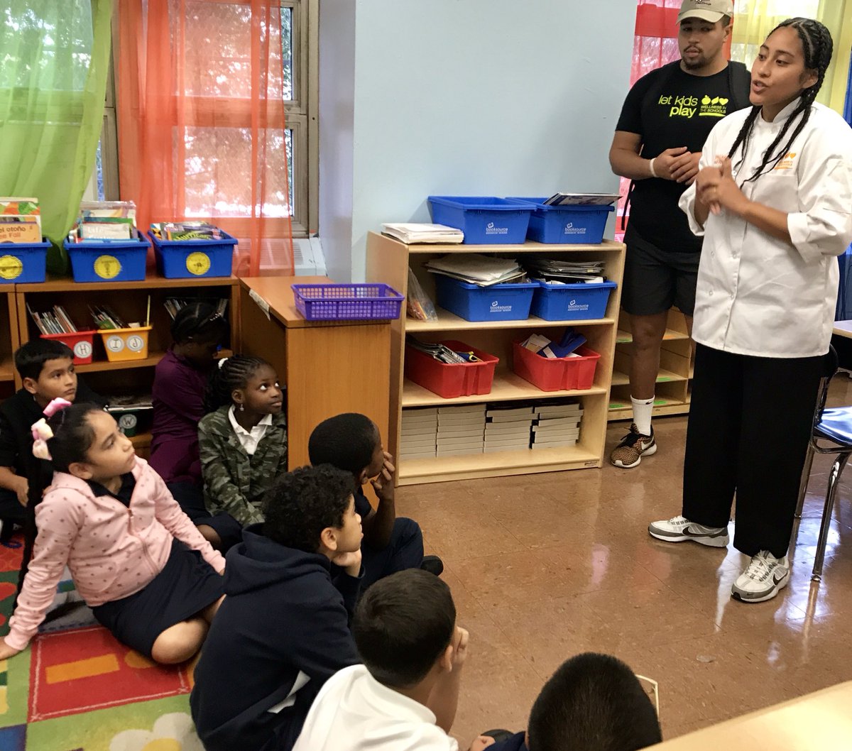 Students asked & received✨212x launches #AlternativeSchoolMenu & #Freshfruitsvegetables program today! Providing #access to  #chef #Movementcoach & #wholefoods to support #wellbeing of our #youth. Karen & Louann @MontefioreNYC #wellnessinschools #schoolfoodsnyc