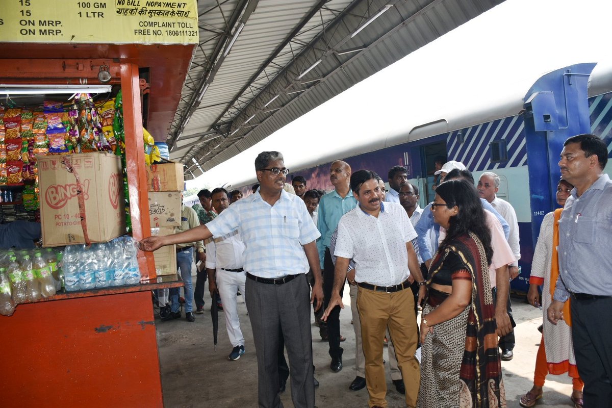 Railway passengers were urged to 'SAY NO TO SINGLE USE PLASTIC' as part of cleanliness drive at Bareilly City railway station on Sept. 11, 2019 <a href="/RailMinIndia/">Ministry of Railways</a> <a href="/gmner_gkp/">@GM_NERLY_GORAKHPUR</a>