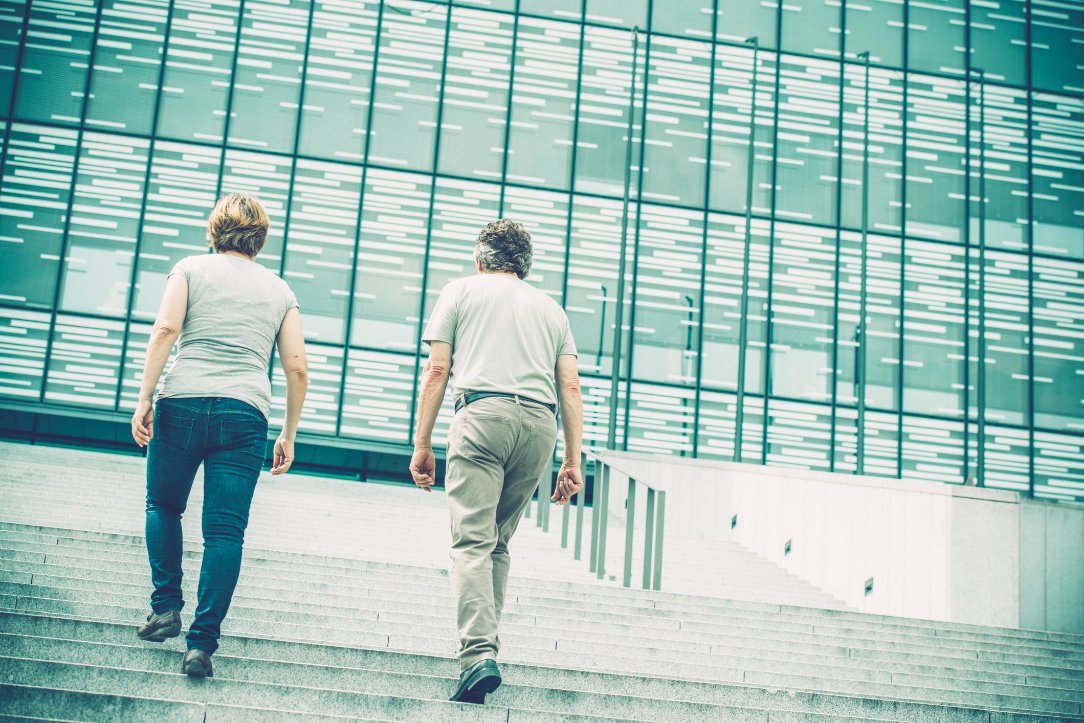 Monter l'escalier fait partie des préconisations du programme "Garder l'équilibre"