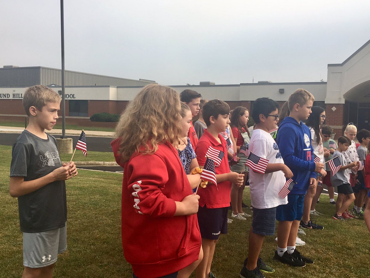 Saenzclass's tweet photo. Honoring our fallen heroes of 9/11 today with our 5th graders and volunteer fireman. #rhes19 @RoundHillES #NeverForget #911remembered @Muldowneyclass @drobinson5th https://t.co/fwNqvTP70a