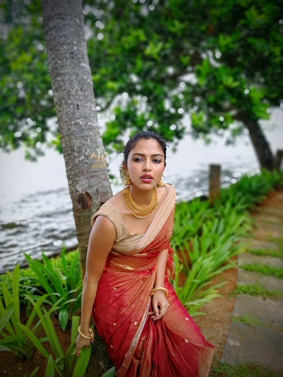 Amala_ams's tweet photo. In a food coma after the sadhya. 😋😋😋
.
.
#onam #onam2019 #onamsadhya  #sareenotsorry #AmalaPaul https://t.co/mIYbAvk7Qb