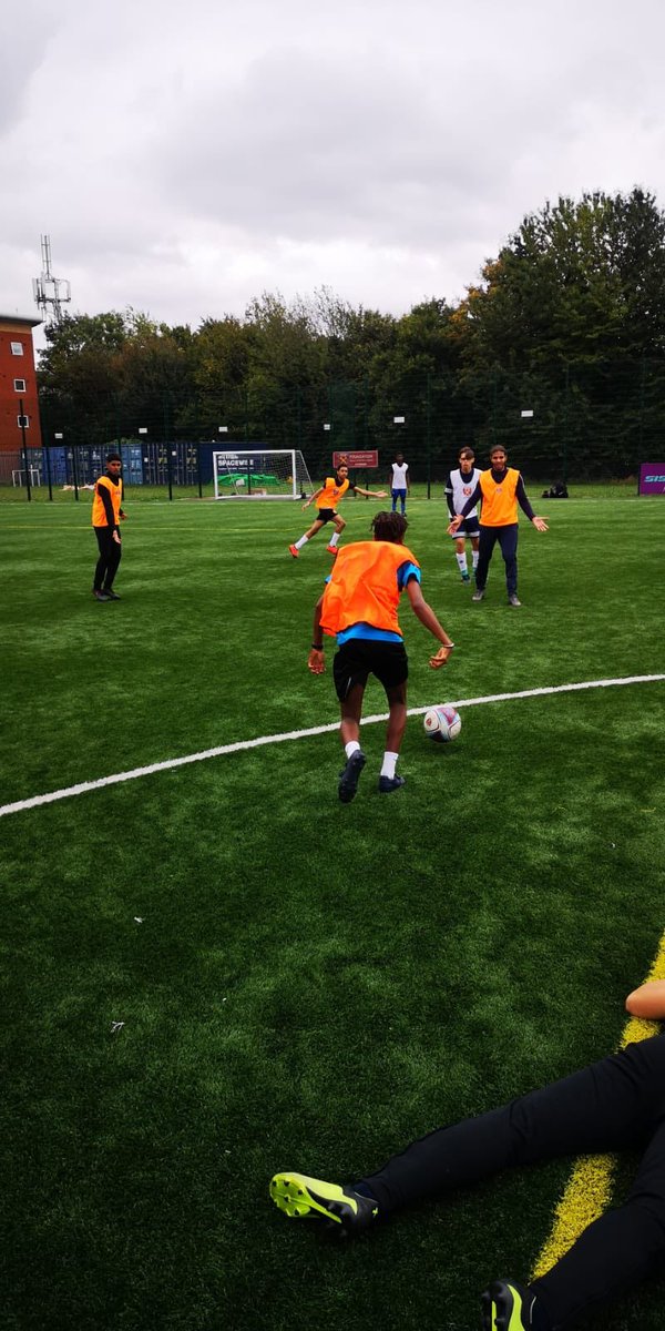 IconicSACandE's tweet photo. Great to see the NCC students at Beckton today in preparation for the season @whufoundation @NewCityCol @towerhamletscol @RedbridgeColleg https://t.co/BI24jrPAh1