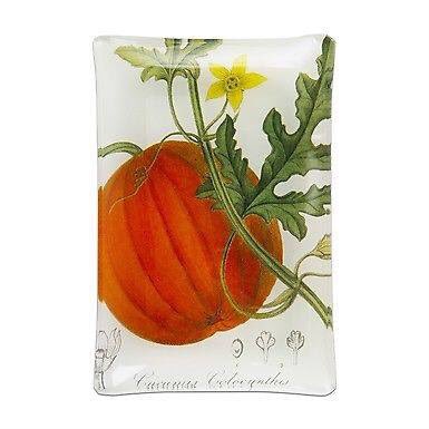 It’s easy to 'fall' for this 'gourd-geous' decorative glass trinket dish! It's food safe, but can also be used as a soap dish, candle holder, or even a jewelry tray. With an appealing price point, it makes a 'vine' gift-especially paired with a soap or cocktail napkins. 🎃
