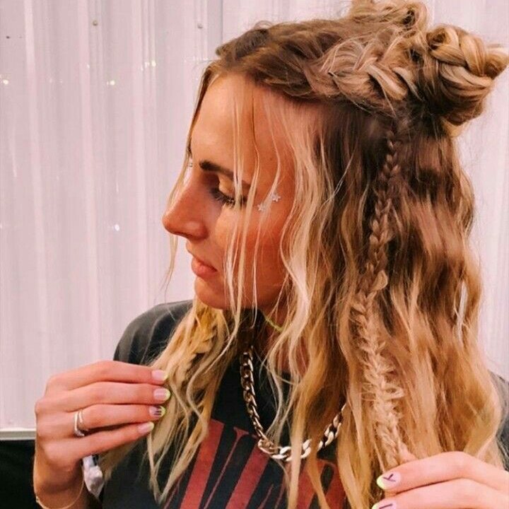 archivejennaa's tweet photo. baby hairstyle tyler doing it vs jenna.
@tylerrjoseph @jennaajoseph https://t.co/imoHVIHDOA
