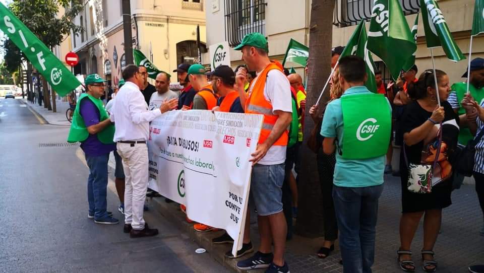 Y el señor <a href="/bautista_ojed/">Carlos Bautista</a> bajo, nos felicitó y nos instó a seguir luchando por nuestros derechos, también por un #TransporteSanitarioDigno por y para todos... además encima nos dice:
"-ni un paso atrás nunca-"
Claro que sí hacho...
<a href="/susanadiaz/">Susana Díaz Pacheco</a> <a href="/JuanMa_Moreno/">Juanma Moreno</a>
@JuanMarin_Cs