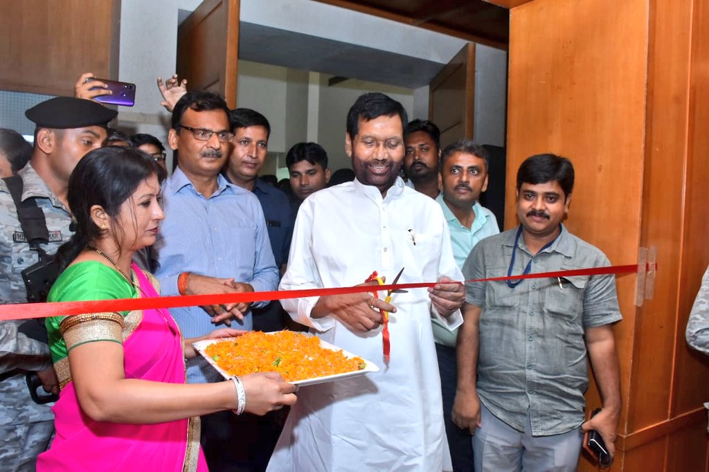 CBC_Patna's tweet photo. Hon'ble Cabinet Minister Shri @irvpaswan inaugurates today a photo exhibition on #100DaysOfModiGovernment at Maurya Hotel, Patna. #JanConnect @MIB_India @MIB_Hindi @PIBHindi @DDBiharChannel @MALVIYAMalviya9 https://t.co/P7HwnHgGd4