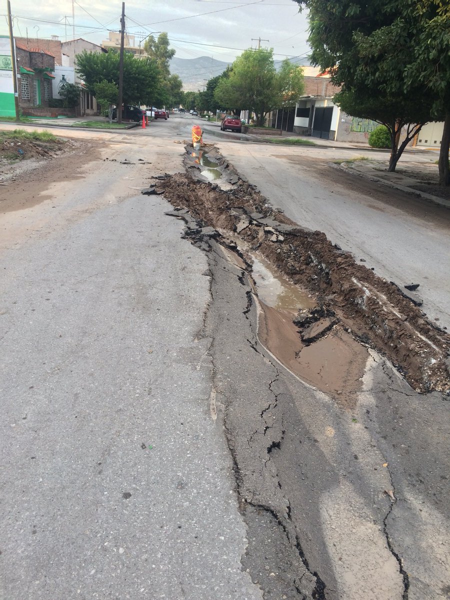#Urgente pavimento totalmente abierto se ubica en calle GONZALEZ Ortega entre Escobedo y Ocampo, estas calle acaba de ser reparada y a la primera lluvia se desplomó #Torreon <a href="/JZERMENOI/">Jorge Zermeño Infante</a> <a href="/simas_torreon/">Simas Torreón</a> <a href="/SIMVTrc/">SIMV Torreón</a> @PCyBomberosTRC <a href="/Dir_Urbanismo/">Direccion General de Ordenamiento T. y Urbanismo</a>