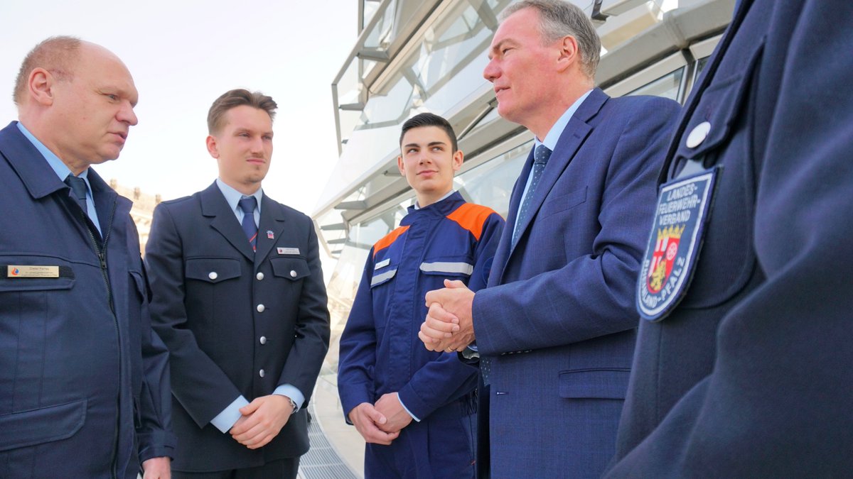 Herzlich Willkommen im Bundestag #Jugendfeuerwehr Rheinland-Pfalz 🚨 Ich unterstütze eure Arbeit und danke allen Mitgliedern für ihren Einsatz <a href="/JFRLP/">Jugendfeuerwehr RLP</a> <a href="/LFV_RLP/">LFV RLP e.V.</a>