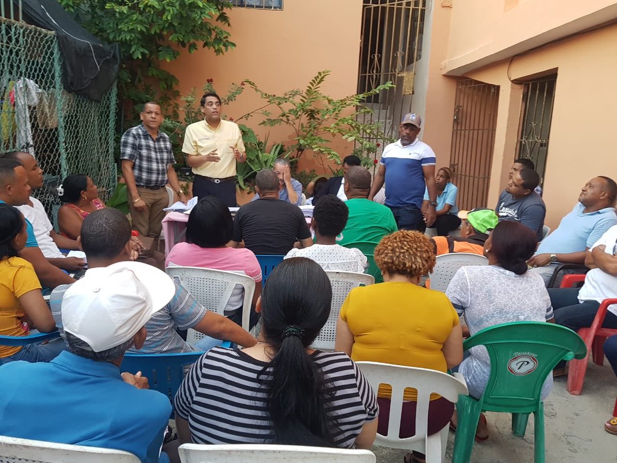 LeandroNuevaGen's tweet photo. Continuamo nuestro recorrido por todo SDN, en esta ocasión con el Bloque de LOS JAIME VARGAS Realizando nuestro trabajo de coordinación electoral, el cual nos asegura que ganaremos de manera contundente la primaria del 6 de Octubre y seremos el alcalde de SDN.
#LeandroAlcaldeSDN https://t.co/NmLzutydBC