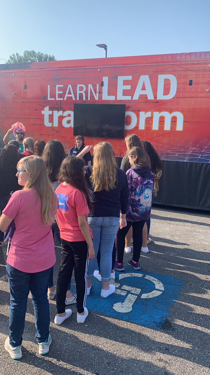 FCMidd's tweet image. Cavalier students learning about integrated digital shipbuilding. It’s Engineering Week! @newportnewsshipbuilding #cavaliersUNITE #LearnLeadTransform