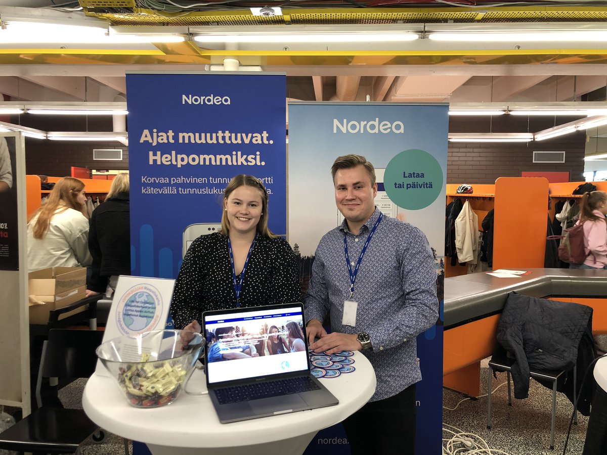 Nordean piste tänään Oulun yliopiston järjestömessuillla klo 10-15. Tiedossa yleistä pankkineuvontaa sekä Opiskelijoiden Maapallokerhoon liittymistä. Haalarimerkkejäkin löytyy nopeimmille 😎 #nordea #maapallokerho