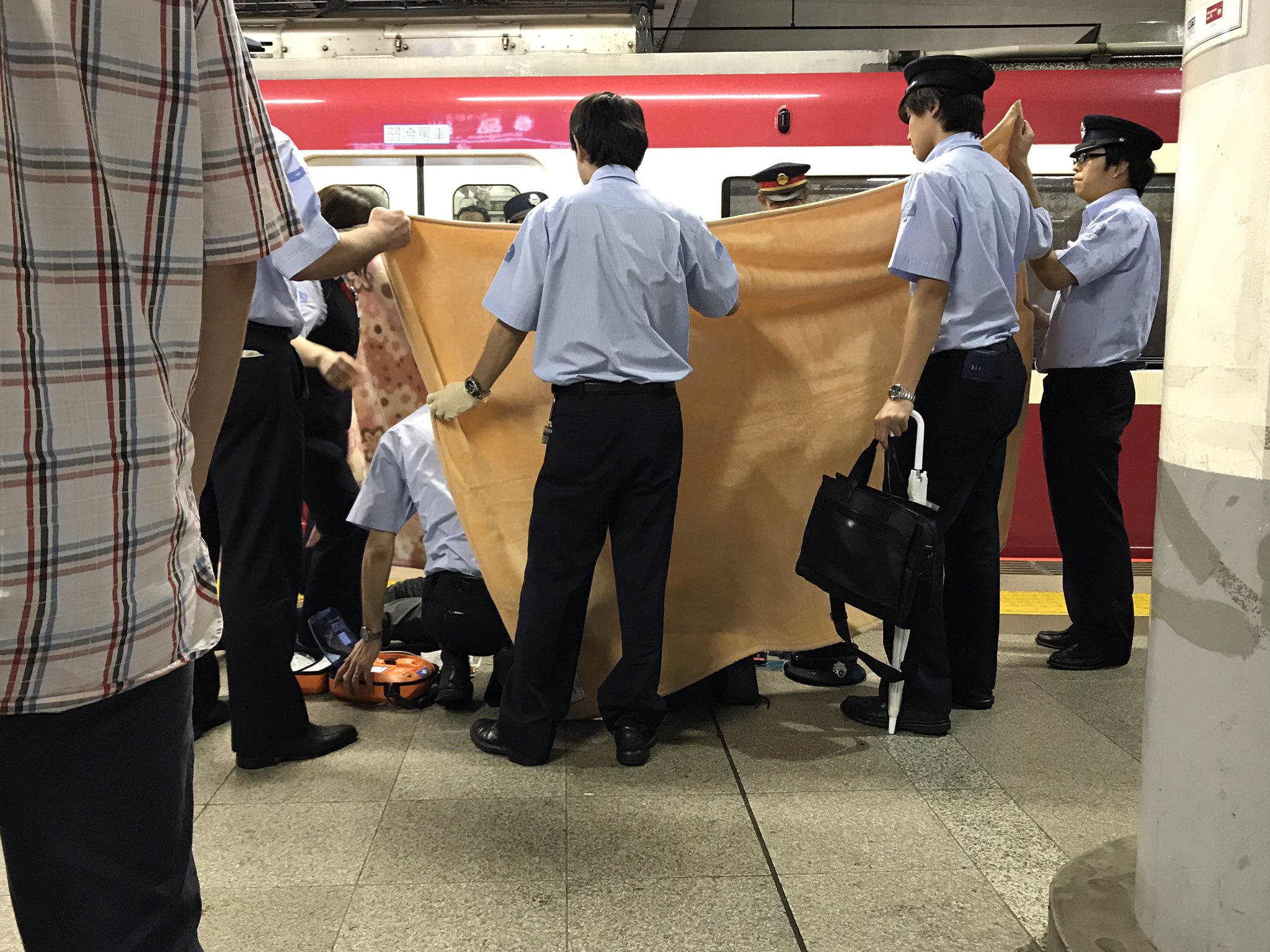 品川駅で人身事故が起き救護活動している現場の画像