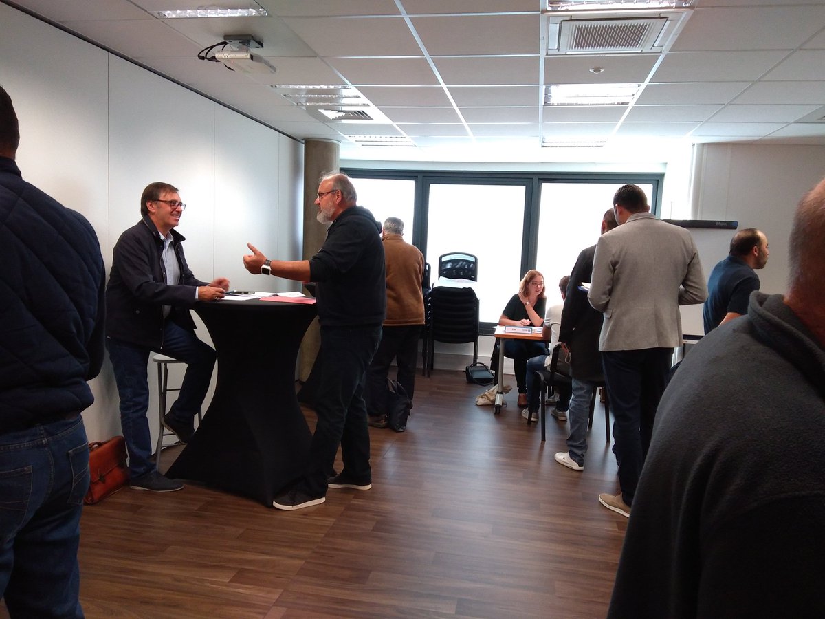 VTondeux's tweet photo. #VersUnMetier Hier s'est tenu de nouveau au Pôle Emploi Le Mans Gare un job dating sur le métier de conducteur poids lourds.95 demandeurs d'emploi ont pu rencontrer et échanger avec des entreprises, des centres de formation et agences d'intérim.@claudeouvrardPE https://t.co/la02STjpz7