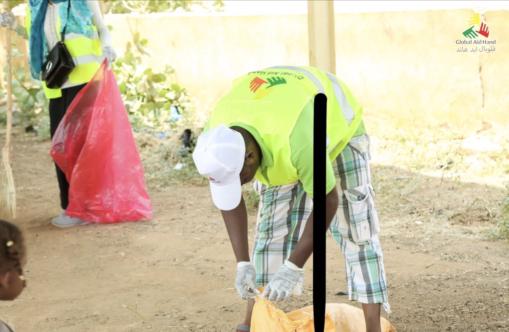 GlobalAidHand_'s tweet photo. On September 7th 2019, #GAH’s team conducted a hygiene awareness clean up as a response to the aftermath of the flood that has occurred in Wad Ramli, North of Khartoum. #KhartoumFloodResponse #حملة_نظافة_وتثقيف_صحي https://t.co/vvpFbKMzkN