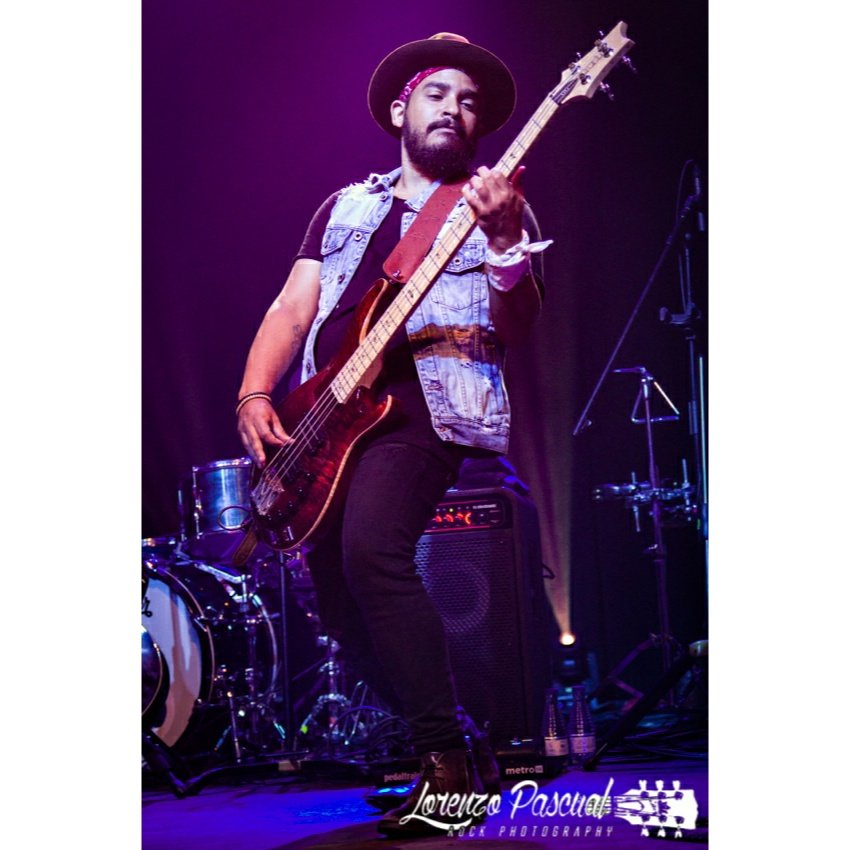 JamesRoomMusic's tweet photo. Aquí unas fotazas que #LorenzoPascual nos tiró mientras hacíamos fechorías en el @kafeantzokia la noche que compartimos con @LukeWinslowKing &amp; Band. ⚡🤘🏼🤘🏼⚡
¡Mil gracias, Lorenzo! 🍻

#JamesRoomAndWeirdAntiqua #HonestManBlues #JamesRoom #HMBTour #kafeantzokia #Bilbao https://t.co/XjhGDscLyP