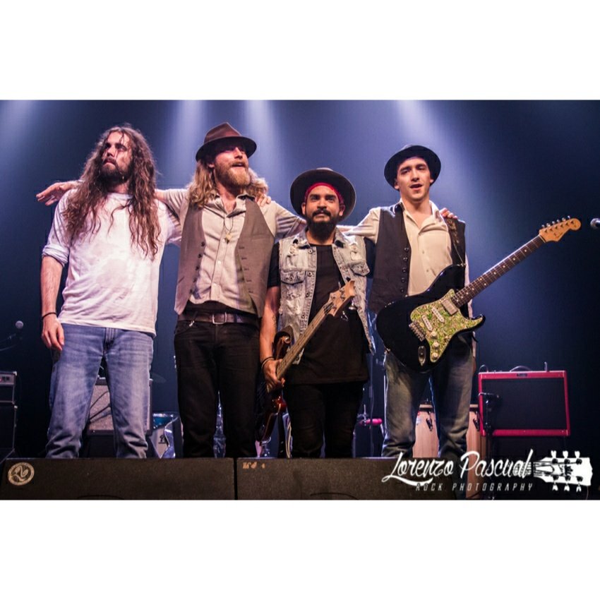 JamesRoomMusic's tweet photo. Aquí unas fotazas que #LorenzoPascual nos tiró mientras hacíamos fechorías en el @kafeantzokia la noche que compartimos con @LukeWinslowKing &amp; Band. ⚡🤘🏼🤘🏼⚡
¡Mil gracias, Lorenzo! 🍻

#JamesRoomAndWeirdAntiqua #HonestManBlues #JamesRoom #HMBTour #kafeantzokia #Bilbao https://t.co/XjhGDscLyP