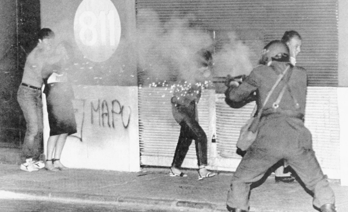 josefinasalomon's tweet photo. Hoy, hace 46 años, Pinochet iniciaba una brutal dictadura militar en #Chile. En los años que siguieron miles de personas fueron torturadas, asesinadas y desaparecidas. Aquí algunas de esas historias, para no olvidar #NuncaMas https://t.co/kv2EhcJW7e @elpais_america https://t.co/DH7WlrlNz3