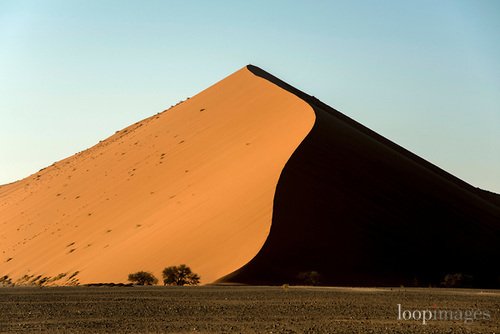 LoopImages's tweet photo. Tourists climb Dune 45 in Sossusvlei in Namibia @Adventure_focus #Namibia #Dune #climbing #sand #southernafrica #trekking #trek https://t.co/YcBdo7sgDQ
