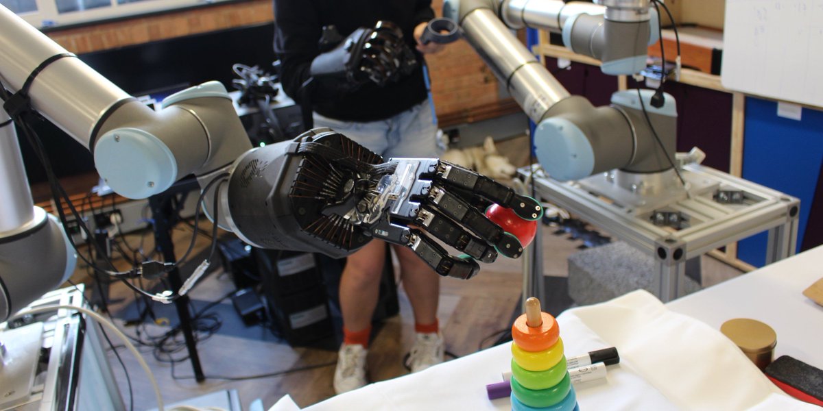 Bristolroboticslab On Twitter I Took Control Of The Giant Robot Hand Jeff Bezos Called Weirdly Natural And He Was Right Https T Co Dfczeiqumv Https T Co Lufcppwj9u twitter