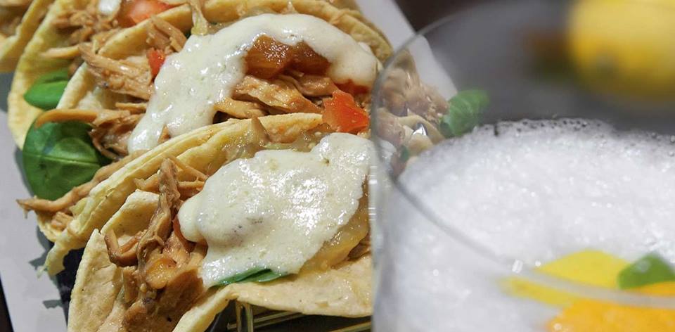 40gradoscoctel's tweet photo. Con nuestros tacos indianos quedamos primeros en el Campeonato de Pinchos de Gamonéu. Una mezcla con sabores de aquí pero con algún toque llegado de ultramar.
#tacosindianos #mexicanexperience #comidadeaquíydeallí #gastrobar #cuarentagrados #quesugamonéu #cangasdeonís https://t.co/7RArQWsNcb
