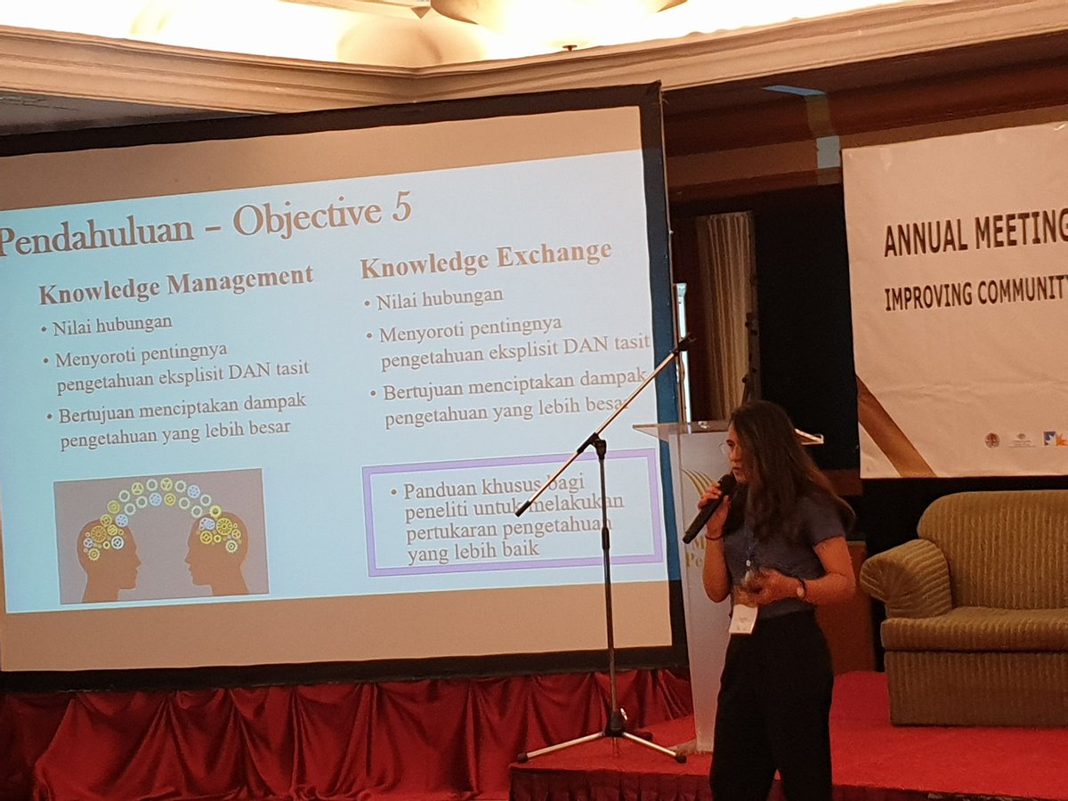 ANU Masters student Alyssa Roggero presenting her findings on Knowledge Exchange, and in Bahasa Indonesia no less 😯 @ANUFennerSchool #GambutKita
