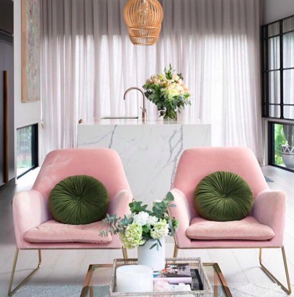 “Feng Shui gives you specific guidelines that can be apply to any environment in order to increase your feelings of relaxation and comfort.” ⠀
⠀
🌸 Photo credit: <a href="/mindicooke/">Mindi Cooke</a>⠀
⠀
#fengshuitips #livingspaces #interiorsnapshot #worldofinteriors #luxeathome #myhousebeautiful