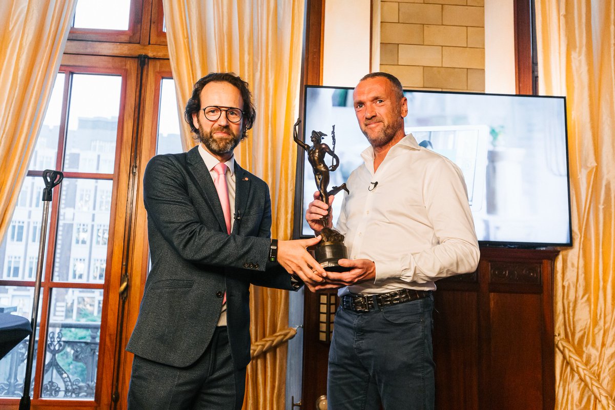 What a day! We are thrilled to have welcomed Prosus this morning for their first day of trading on Euronext Amsterdam 🇳🇱 The Tech leading group ranks directly into the top five of Euronext-listed companies. Congrats to the team! 👏