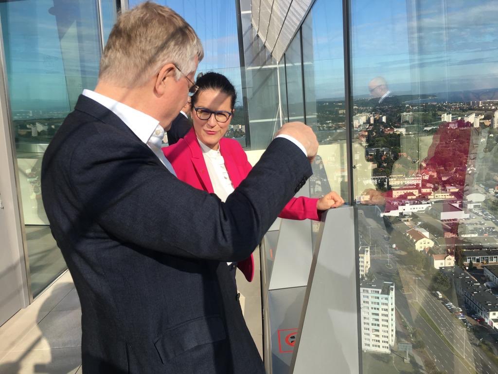 metropoliagdn's tweet photo. Spotkanie prezydent @gdansk @Dulkiewicz_A z Markku Markkulą, przewod.regionu Helsinek i wiceprzewod. Komitetu Regionów UE. Wizyta przy okazji 3-dniowych warsztatów InnoCamp, które @metropoliagdn organizuje dla miast i regionów M. Bałtyckiego #smartupbsr #innocamp #omggs https://t.co/xaEoF4iBiB