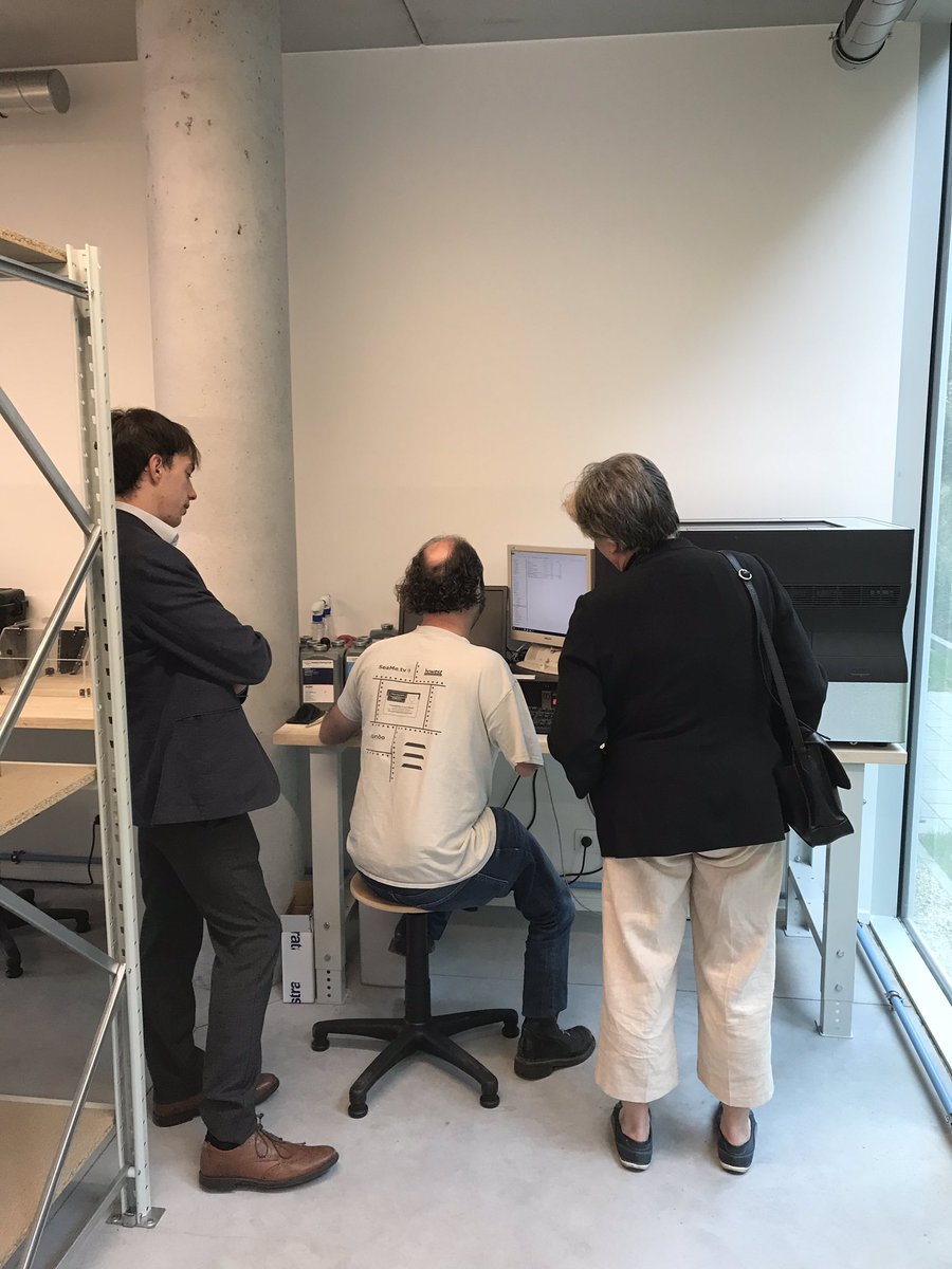 ChristDefosze's tweet photo. Onze #ISE2seas cluster leden brengen de theorie van gisteren in de praktijk. @POMWVL @Kent_int_biz @howest #innovation #3Dprinting #thermoforming https://t.co/QeqdbI7GzA