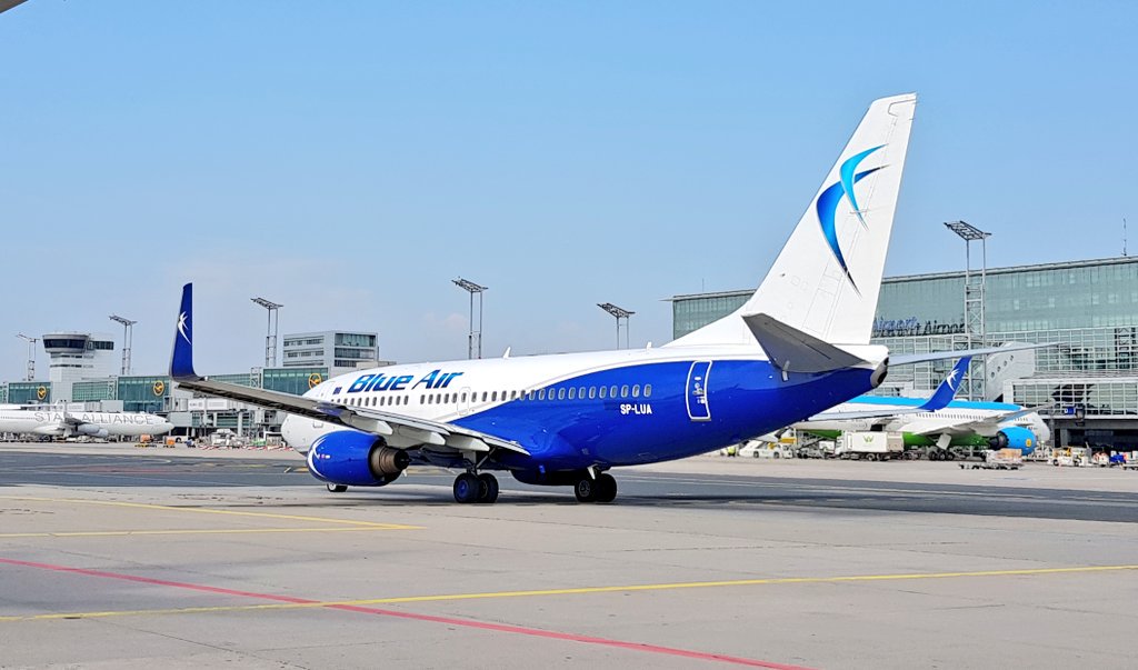 I like the colours of this Blue Air Boeing 737-700 passing our shuttle at Frankfurt airport 🛫

Blue air is a Romanian carrier foundet in 2004 with an all Boeing 737 fleet. Owning 23 aircraft of different versions 🇷🇴 very good day folks 👋