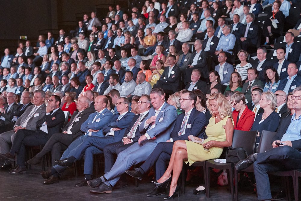 De officiële speeches, uitreiking van de Awards, het doorknippen van het lint en natuurlijk het spetterende feest. Hier vind je de eerste foto's van #Matexpo2019: ow.ly/E4Zo50w5aTg