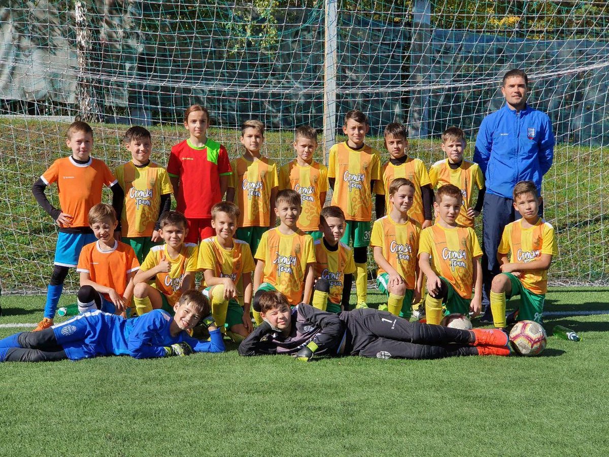 Aidem_ru's tweet photo. ⚽ Помните, мы писали о том, что разработали дизайн спор��ивной формы для уфимских футболистов СДЮСШОР № 10? Представляем вам готовый вариант. Выглядит просто отлично! Ребята и их родители приняли обновку с восторгом. https://t.co/lNrSNmnBXA