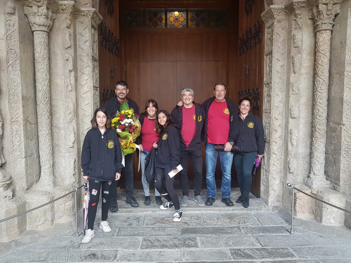 Diablesderipoll's tweet photo. Ofrena floral a la tomba de Guifré "El Pilós" #Ripoll #Catalunya #DiadaNacionalDeCatalunya #Diables #Tabalers #correfoc #Bestiari #CulturaPopular https://t.co/2RF3zhDuG9