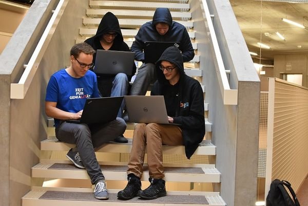 Informatik-Studierende der JKU <a href="/SIGFLAG_CTF/">SIGFLAG</a>  und der FH Hagenberg qualifizierten sich für das Finale des internationalem „Hacker“-Wettbewerbs <a href="/VolgaCTF/">VolgaCTF</a>.

📷 oben: Markus Vogl, Tobias Höller; unten: Mario Kahlhofer, Thomas Pointhuber