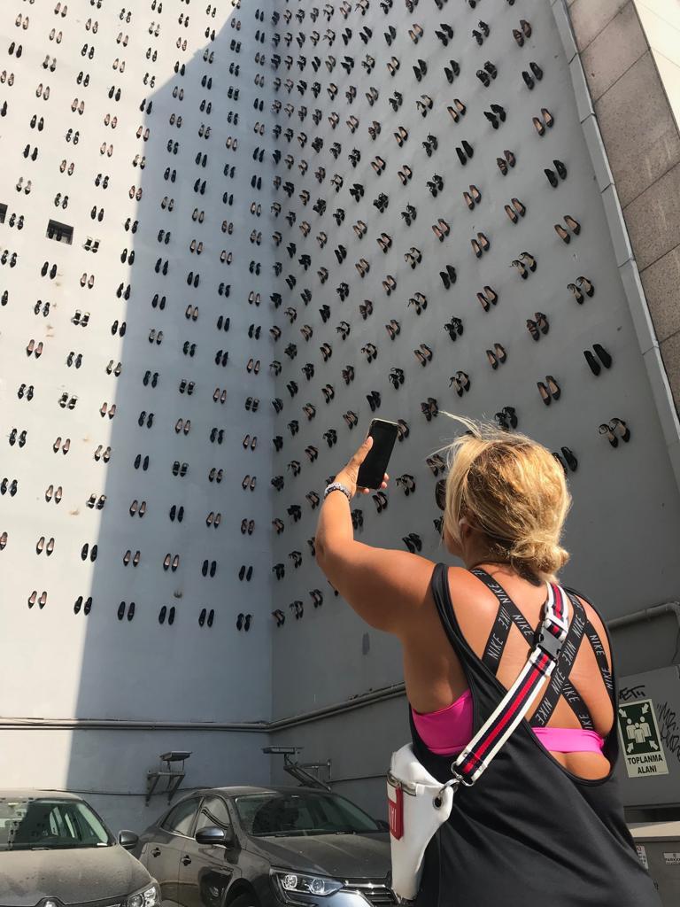 Kadın cinayetlerine dikkat çekmek için duvarda 440 çift ayakkabı.

▪️Kabataş'ta bir kahve zincirinin sanat platformu olarak kullandığı bina duvarına kadın cinayetlerine dikkat çekmek için, 2018 yılında öldürülen 440 kadını temsilen 440 çift kadın ayakkabısı asıldı.