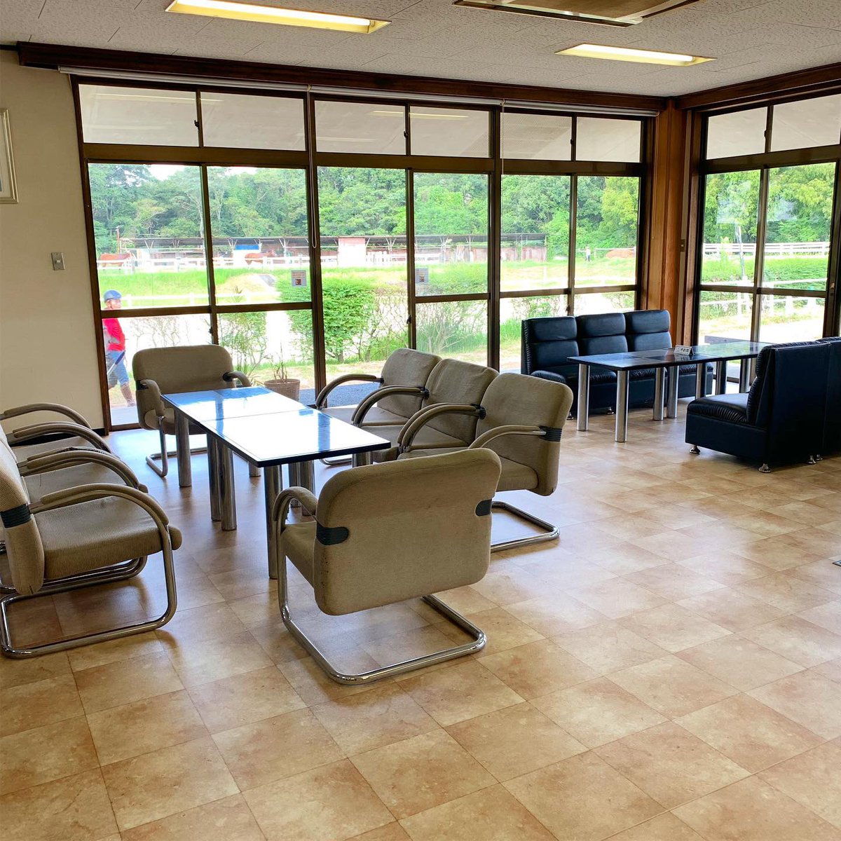 ট ইট র エルミオーレ神戸 公式 クラブハウスのフロア張替のゴールが見えてきました 皆様に大変ご不便をお掛けしていますが明日には完成予定です 公式line でお得な情報を配信中 T Co Mt3us38vj5 公式hp T Co Znjs2daqnq エルミオーレ