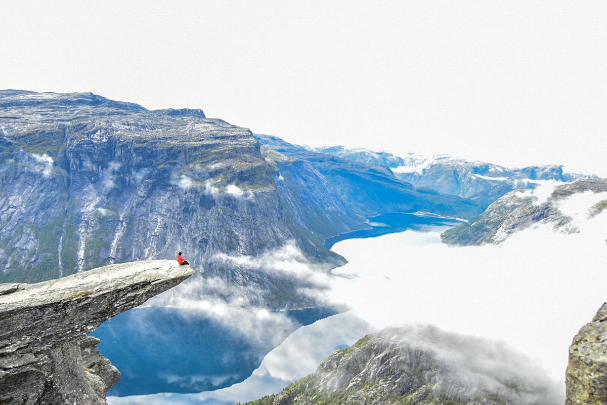 World Traveler トロルトゥンガ制覇です O O かなり長時間ハイキングで疲れ果てましたが 遠くから見えて来た時は元気が出てきました ノルウェー 最高 W トロルトゥンガ トロルの舌 オッダ ノルウェー 超絶景 世界一の絶景大国 大自然