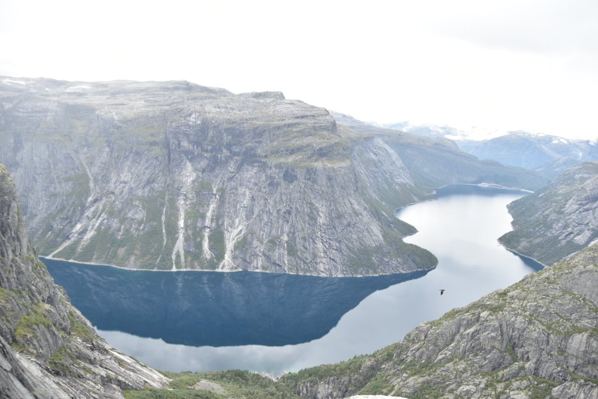 World Traveler トロルトゥンガ制覇です O O かなり長時間ハイキングで疲れ果てましたが 遠くから見えて来た時は元気が出てきました ノルウェー 最高 W トロルトゥンガ トロルの舌 オッダ ノルウェー 超絶景 世界一の絶景大国 大自然