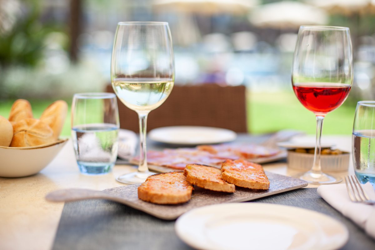 grupotel's tweet photo. As the weather forecast says thunderstorms today, we cross our fingers for some sunshine and al fresco lunching! #GrupotelPlayadePalma #LivingGrupotel #bonappetit #poolside #delicious #paamboli #summer #weekengetaway #beautifulhotels #SonRamon https://t.co/BbIwTDfDLe