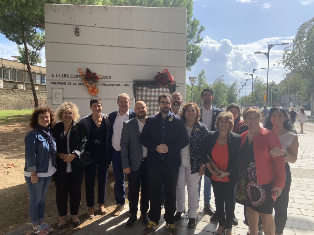 MovEsqSAB's tweet photo. La nostra companya i regidora @IMarcuello @MovEsqSAB amb els membres de la Corporació Adrianenca, als actes organitzats des de l’Ajuntament #santadria #DiadaNacionalCatalunya #diada19 #diada2019 #MESLlibertat #MESJustucia #MESdrets https://t.co/3x0zMC6RYJ