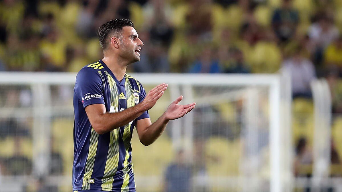fbaze1's tweet photo. Müxbir: "Bir tərəfdə səni çox sevən Galatasaray azarkeşi, digər tərəfdə Fenerbahçe var idi. Amma, Fenerbahçe'ni seçdin."

Deniz Türüç: "Galatasaray'a hörmət edirəm. Böyük klubdur, amma Türkiyədə heç bir klub Fenerbahçe'dən böyük deyil" https://t.co/taai0LQ8C2
