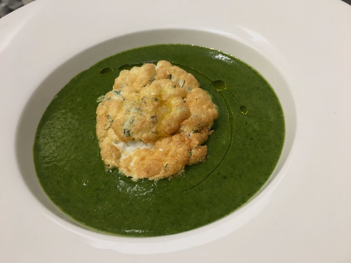 Ghisallo_Vienna's tweet photo. Spinatsuppe mit Kräuternockerl - heutige Tagessuppe #restaurant #vienna #bestintown #lunch #mittagessen #gourmet #freshfood #mittagessenheute  #foodporn #wienwieesisst #vienna #viennatourism https://t.co/Va46yffHyA